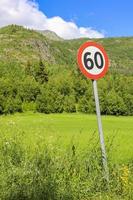 60er Jahre Zone 60 Straßenschild um Rot, Norwegen. foto