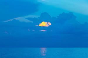 schönster goldener sonnenuntergang mit wolken ialysos beach rhodos griechenland. foto