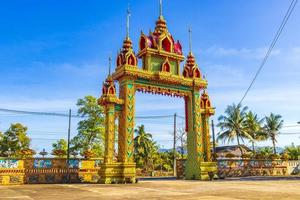 Eingangstor Wat Phadung Tham Phothi Tempel Khao Lak Thailand. foto