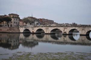 römische Brücke in Rimini foto