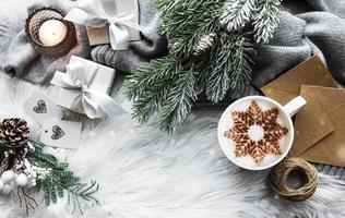 Weihnachts- oder Winterkomposition. Kaffee und Dekoration. foto