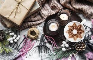 Weihnachts- oder Winterkomposition. Kaffee und Dekoration.