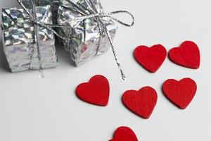 Valentinstag Hintergrund mit Herzen und Geschenk, Ansicht von oben foto