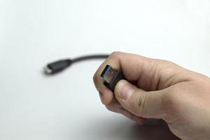 Hand hält USB-Kabel foto