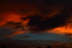 schöner Sonnenunterganghimmel mit Wolken. abstrakter Himmel. foto