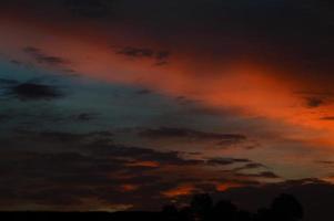 schöner Sonnenunterganghimmel mit Wolken. abstrakter Himmel. foto