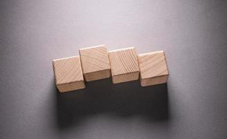 Würfel aus Holz mit geometrischen Formen foto