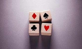 Casino-Zeichenwort mit Holzwürfeln foto