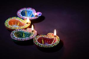 Bunte Diya-Laternenlampen aus Ton, die während der Diwali-Feier beleuchtet wurden. Grußkartendesign indisches hinduistisches Lichtfestival namens Diwali. foto