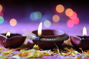 Ton-Diya-Lampen während der Diwali-Feier beleuchtet. Grußkartendesign indisches hinduistisches Lichtfestival namens Diwali