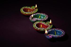 Bunte Diya-Laternenlampen aus Ton, die während der Diwali-Feier beleuchtet wurden. Grußkartendesign indisches hinduistisches Lichtfestival namens Diwali. foto