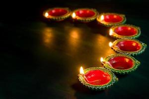 Happy Diwali - Ton-Diya-Lampen, die während der Diwali-Feier beleuchtet werden. Grußkartendesign des indischen hinduistischen Lichtfestivals namens Diwali foto