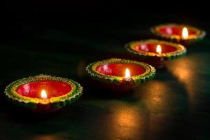 Happy Diwali - Ton-Diya-Lampen, die während der Diwali-Feier beleuchtet werden. Grußkartendesign des indischen hinduistischen Lichtfestivals namens Diwali foto