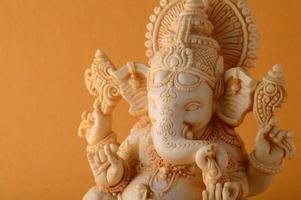 Hindu-Gott Ganesha. Ganesha-Idol auf gelbem Hintergrund foto