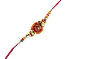 indisches Festival Raksha Bandhan Hintergrund mit einem eleganten Rakhi auf weißem Hintergrund foto