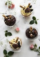 Schokoladencupcakes auf weißem hölzernem Hintergrund foto