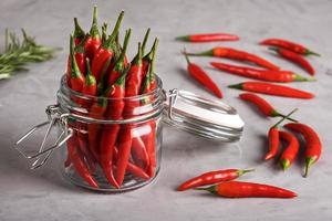 leuchtend rote scharfe Paprika im Glas foto