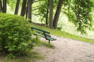 Bank an der Strecke und am Fluss. foto