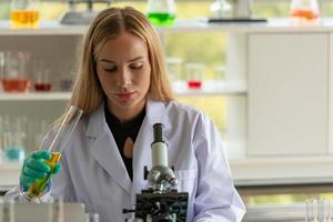 Frauen im Chemielabor foto