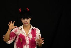 asiatische junge Leute besuchen eine Halloween-Party foto