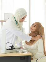 muslimische ärzte lächelten und freuten sich über die medizinische versorgung foto