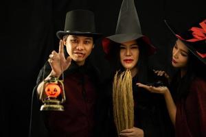 asiatische junge Leute besuchen eine Halloween-Party foto