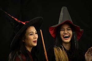 asiatische junge Leute besuchen eine Halloween-Party foto