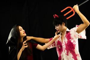 asiatische junge Leute besuchen eine Halloween-Party foto