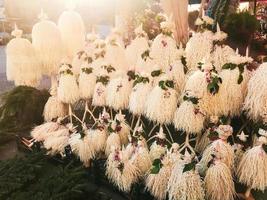 Chihilaki - georgischer Weihnachtsbaum aus getrockneten Haselnusszweigen zum Verkauf auf dem Straßenmarkt foto