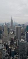 Panoramablick auf New York City bei bewölktem Wetter foto