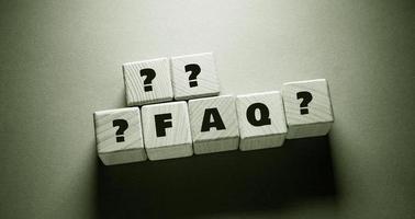 FAQ-Wort mit Holzwürfeln foto