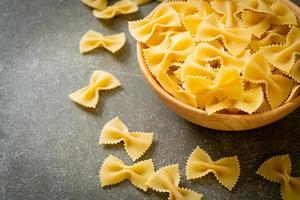 trockene, ungekochte Farfalle-Nudeln in einer Schüssel foto