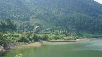 die wunderschönen Seenlandschaften umgeben von den grünen Bergen in der Landschaft Chinas foto