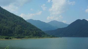 die wunderschönen Seenlandschaften umgeben von den grünen Bergen in der Landschaft Chinas foto