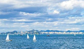 landschaft panorama küstenlinie boote berge niteroi rio de janeiro brasilien. foto