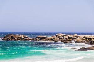 Camps Bay Beach türkisfarbene Wasserfelsen, Kapstadt, Südafrika. foto