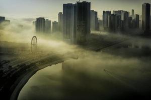 Schleichender Nebel der Stadt foto