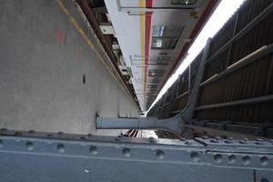 Pendlerlinie kommt an einem Bahnhof in Jakarta an. foto