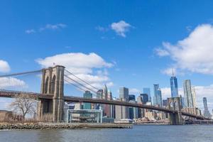 Brooklyn Bridge mit Manhattan Downtown und Stadtbild an einem sonnigen Tag mit strahlend blauem Himmel New York USA