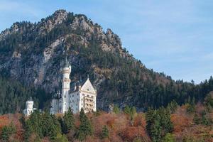 Schloss Neuschwanstein in einem schönen Herbst, Füssen, Bayern, Deutschland foto