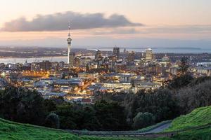 auckland city skyline mit auckland sky tower von mt. Eden bei Sonnenuntergang Neuseeland foto