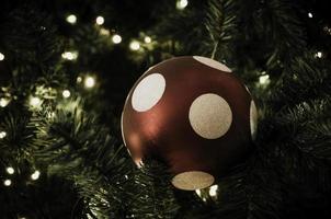 Weihnachtskugel, die am Baum hängt. foto