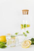 Gläserflasche mit Zitronenminzgetränk foto