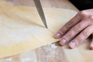 Zubereitung von hausgemachter Pasta für Lasagne. Nudelschneider. foto