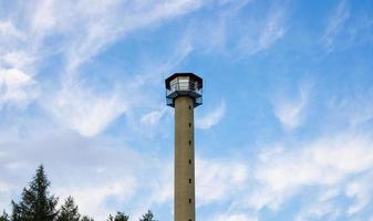 Aussichtsturm gegen den Himmel. foto