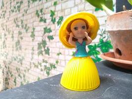 schöne Puppe mit gelbem Kleid und Hut