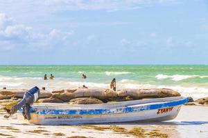 mexiko, dezember 2021-holbox island beach old blue boat foto