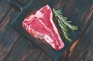 rohes T-Bone-Steak mit frischem Rosmarin foto