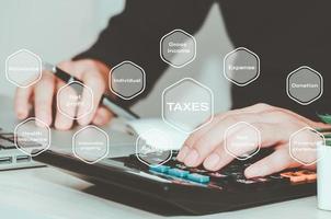 Geschäftsmann verwendet das Online-Einkommensteuererklärungsformular des Rechners für die Zahlung von Steuern. Geschäftsdatenanalyse und Finanzrechercheberechnung von Steuererklärungen foto