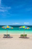 Bunte Strandkörbe mit Sonnenschirmen Sommerurlaub, Phuket Island thailand foto